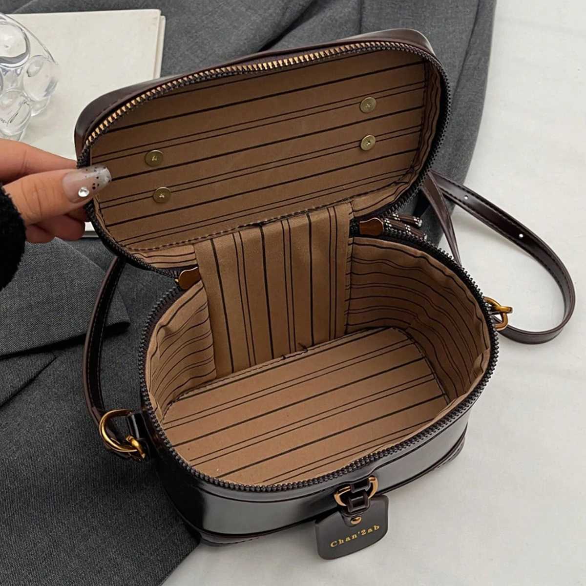 A stylish handbag with a niche design a exquisite and elegant daily allmah messenger bag1 D251029