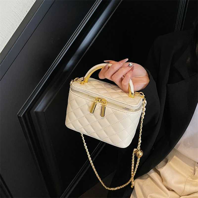 Luxury Ladies Evening Party Clutch Bag Hand Totes Vintage Preppy Style with Chain Decoration Waterproof Feature for Wedding W251029