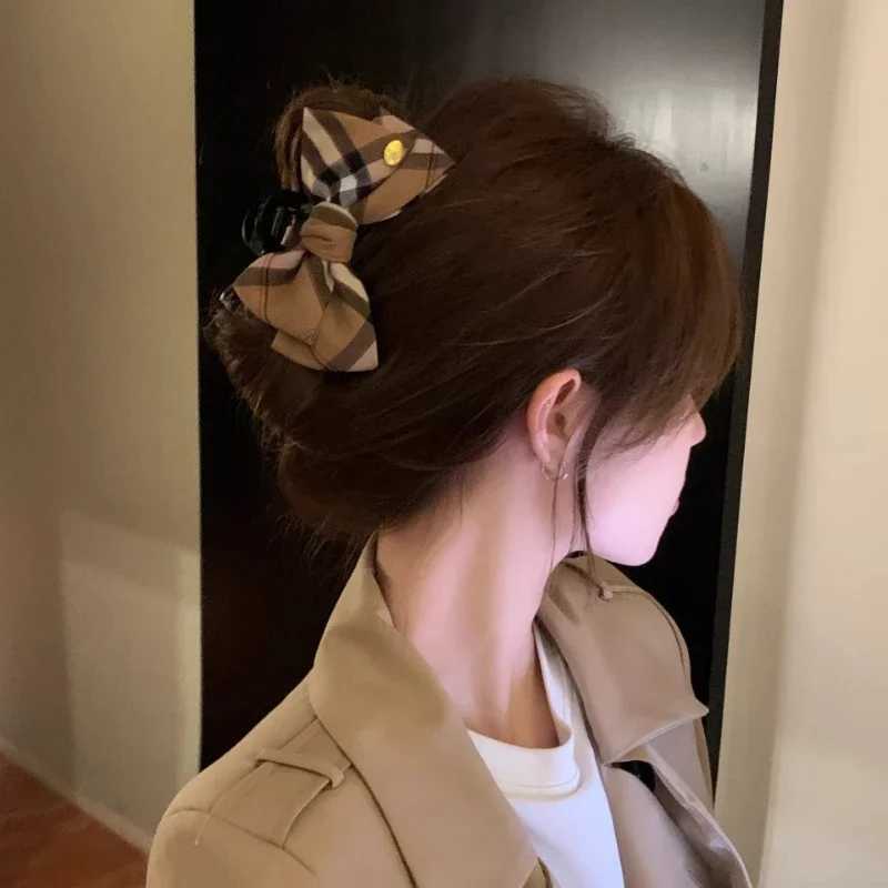 2025 New Light Luxury Classic Plaid Bow Grab Clip Autumn and Winter Womens Back Head Shark Hairpin HeaddressW251028