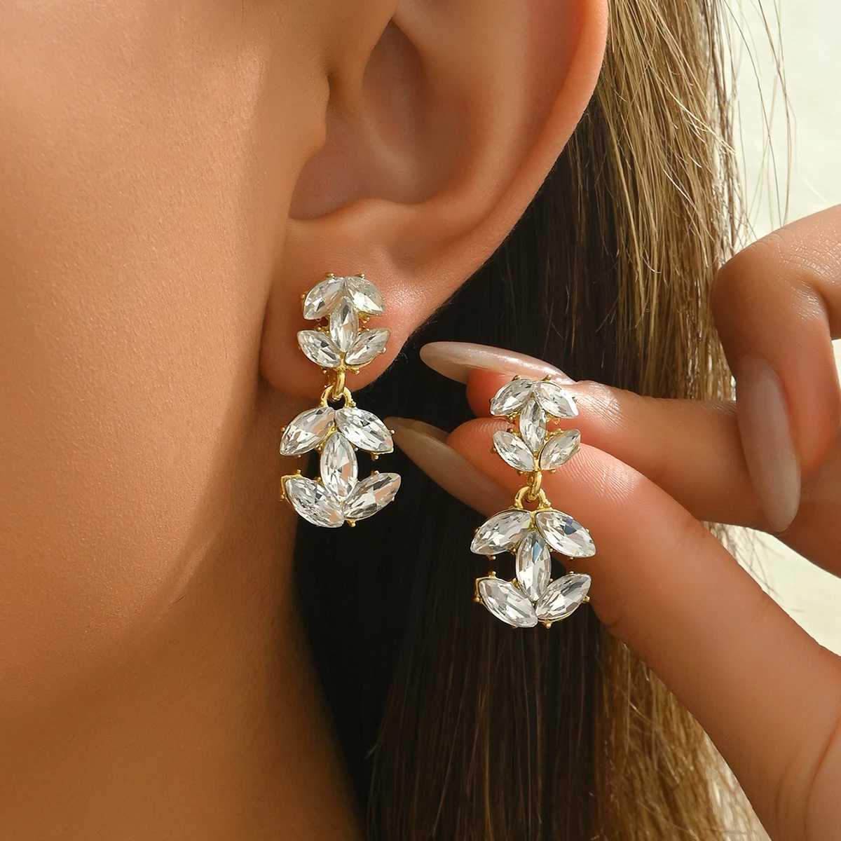 Elegant Sparkling Crystal ShAPed Dangle Earrings Light Pink Enamel Round Drop Earrings For Women Daily Wear JewelryW251029