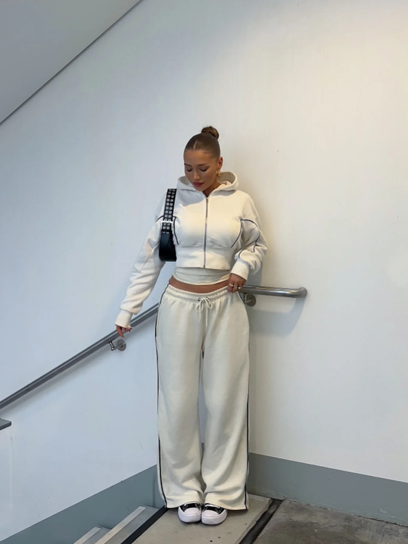 Womens longsleeved cropped sweatshirt womens hoodie and pants twopiece set suitable for autumn winter clothing 251028