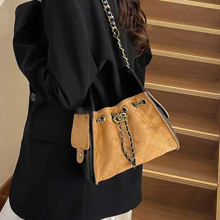 New Diamond Chain Bag Womens CrossbodyShoulder Underarm Bag Elegant Stitched Quilted Design Versatile for Work Outing W251029