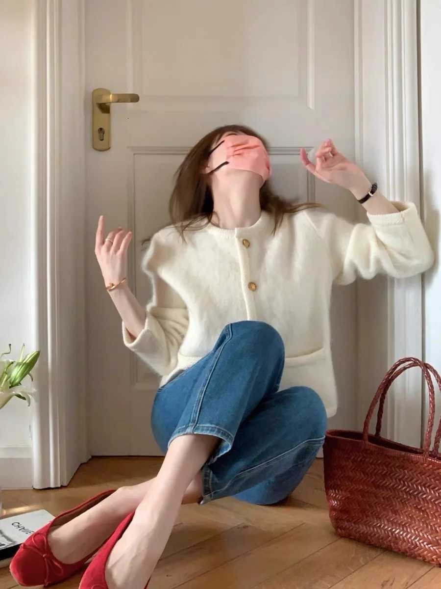 Temperament White Sweater Coat Womens Early Spring Autumn New Knitted ONeck Cardigan Single Breasted Style TopT251028