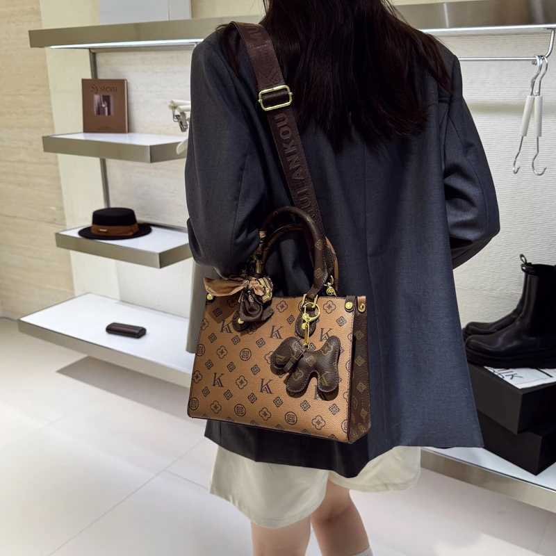 Classic Elegant Tote Bag Womens Fashion Accessory Genuine Leather Material Luxury Brand Famous Designer W251029