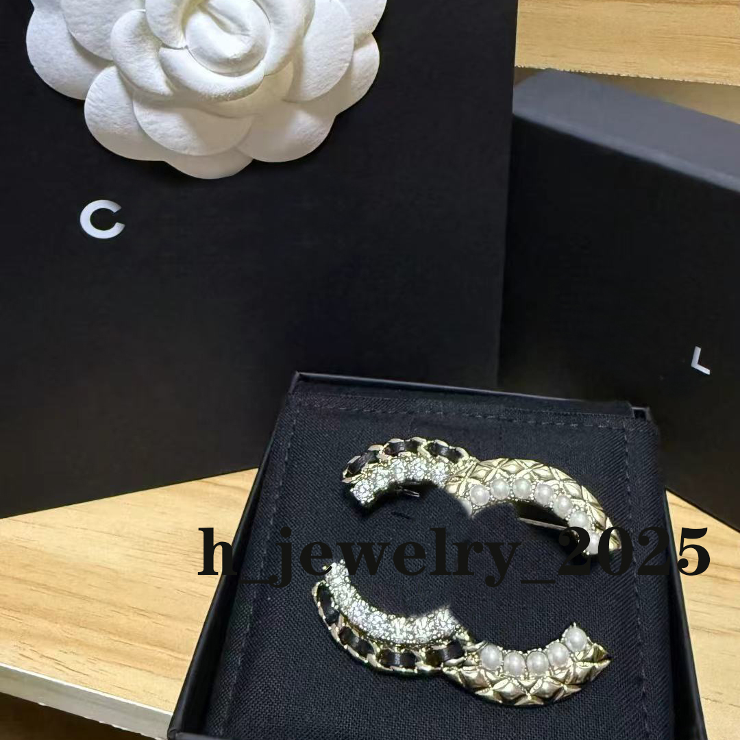 Designer Brooches Jewelry Various Quality High Celebrity Women Crystal Pearl Brooch Brand Letter Pins Stainless Steel Woman Accessories For Dinner Party