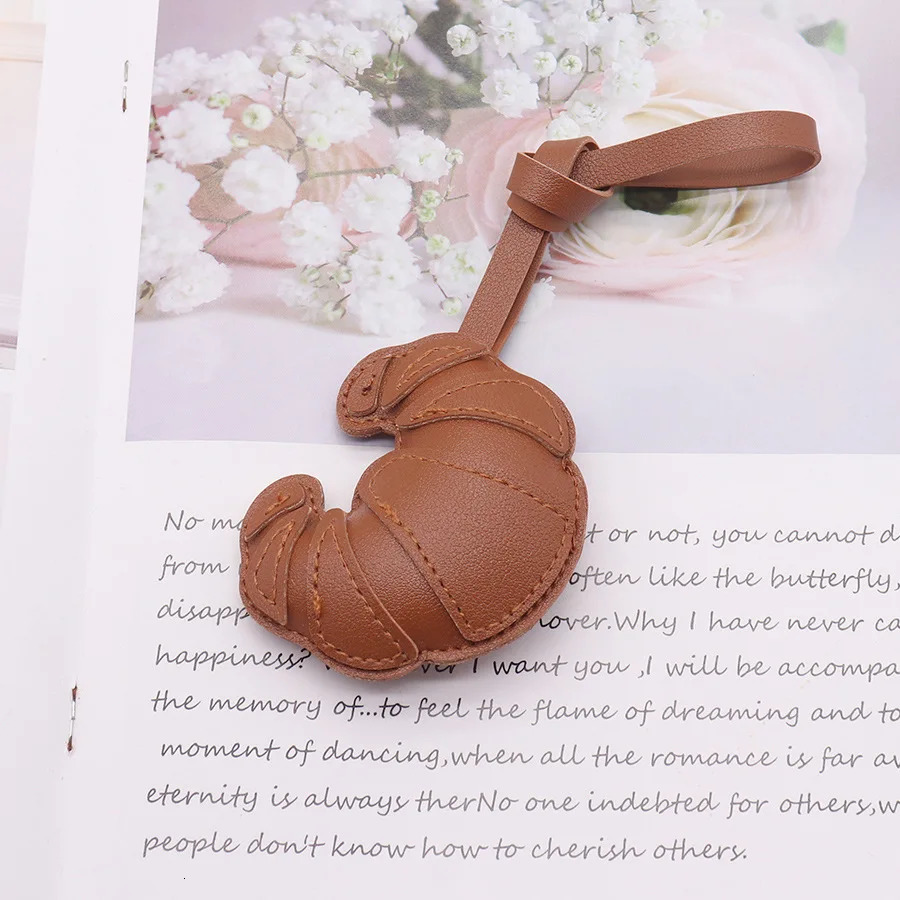 Handmade Croissant PU Leather Bag Charm KeyChain Kawaii Animal Bag Backpack Charms Couple Friend Jewelry Gift 251029