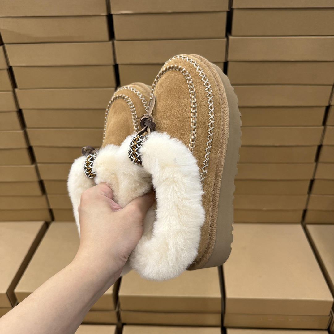 Designer's new snow boots with increased height, thick soled wool slip cover, casual wool short boots