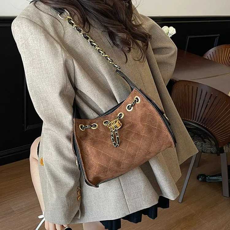 New Diamond Chain Bag Womens CrossbodyShoulder Underarm Bag Elegant Stitched Quilted Design Versatile for Work Outing W251029