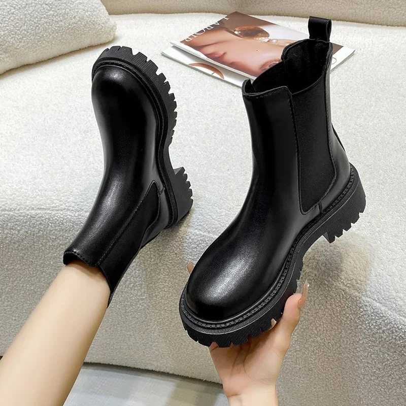 2024 New Thicksoled Women Winter Comfortable Shoes Women Elegant Autumn Fashion Thicksoled Short Boots Outdoor Shoes for Women Z251029