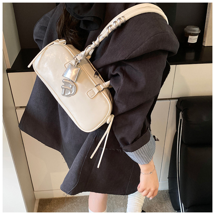 2025 Autumn/Winter bag New French Style Designer Bag Minimalist 1 Underarm Bag Light Luxury Style Fashionable Heart Pendant Design Retro Style