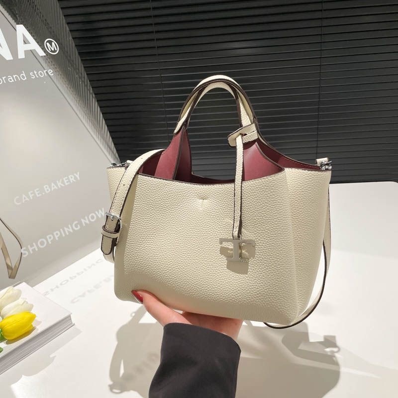 New Large Capacity Handbag for Women, Versatile Commuter Shoulder Bag, Water Bucket Style, Polyester Lining