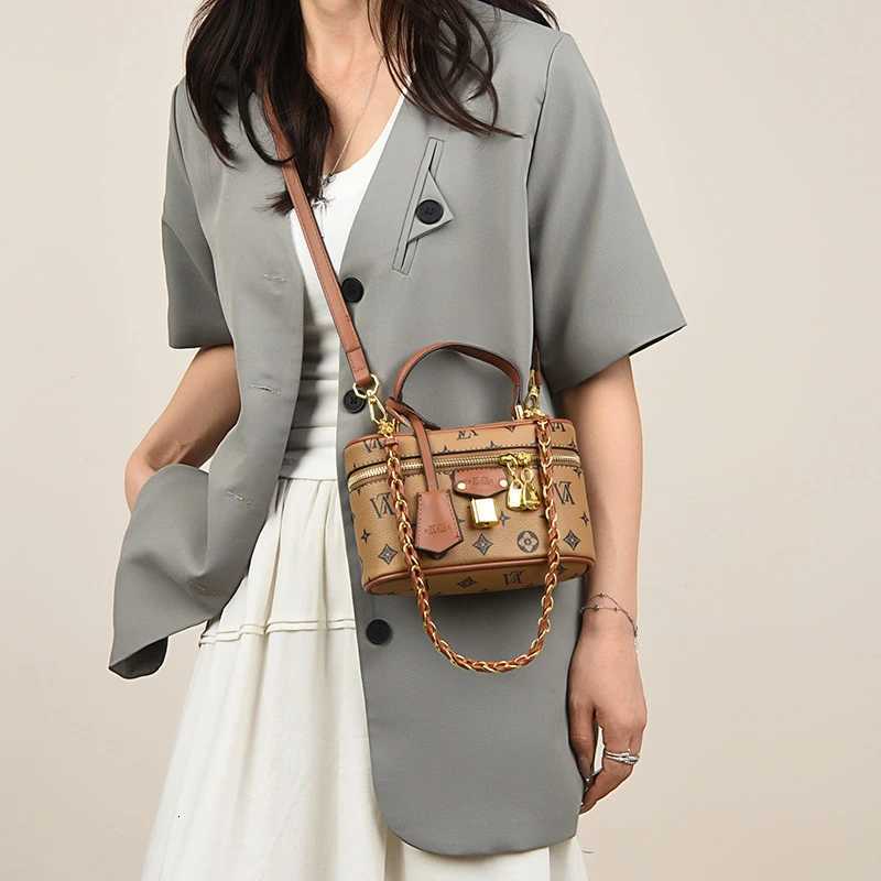 Famous Fashion Womens Zipper Crossbody Bag Paris Designer Inspired Vintage Handbag Suitable For Daily Use W251029