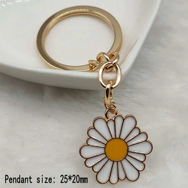 Cute and fashionable enamel daisy key chain Fashion Korean key chain Womens bag Keychain Pendant JewelryW251029