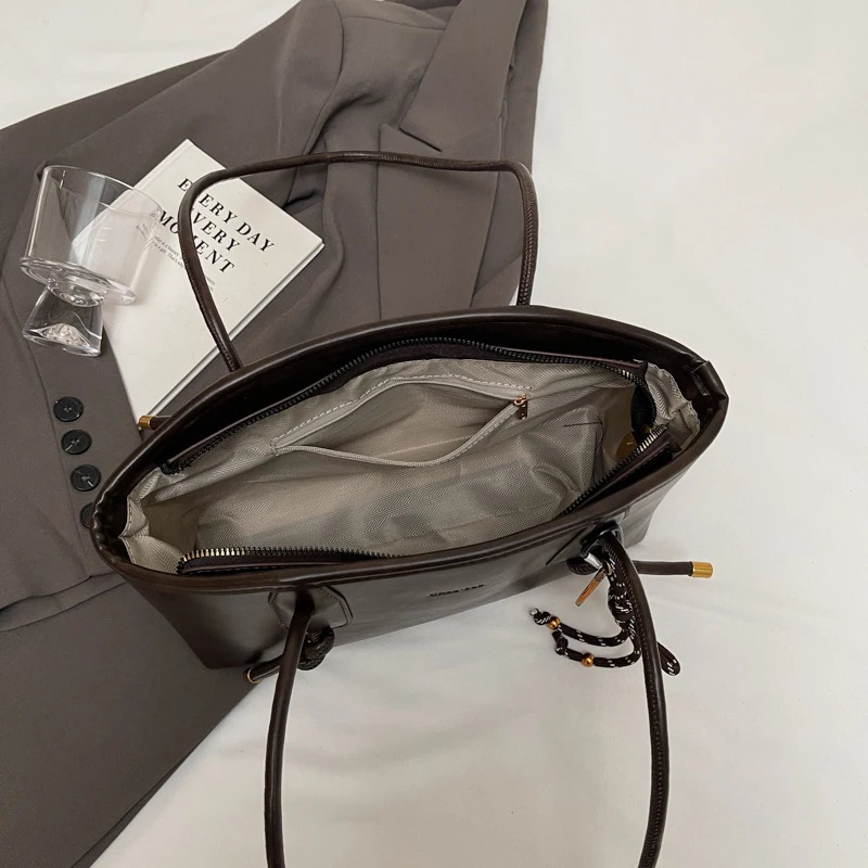 Retro PU Leather Shoulder Bags for Women Fall Winter Trend Female Purses Handbags High Quality Tote Underarm Bag with Pendant 251027