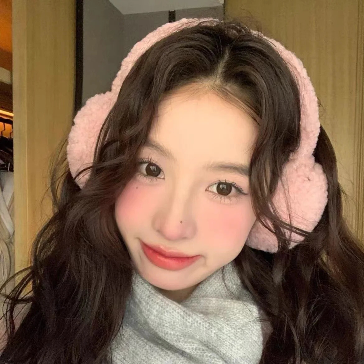 Minimalist Lambswool Plush Earmuffs Winter Fashion Woman Girl Ear Muffs Warm Outdoor Clothing Accessories 251029