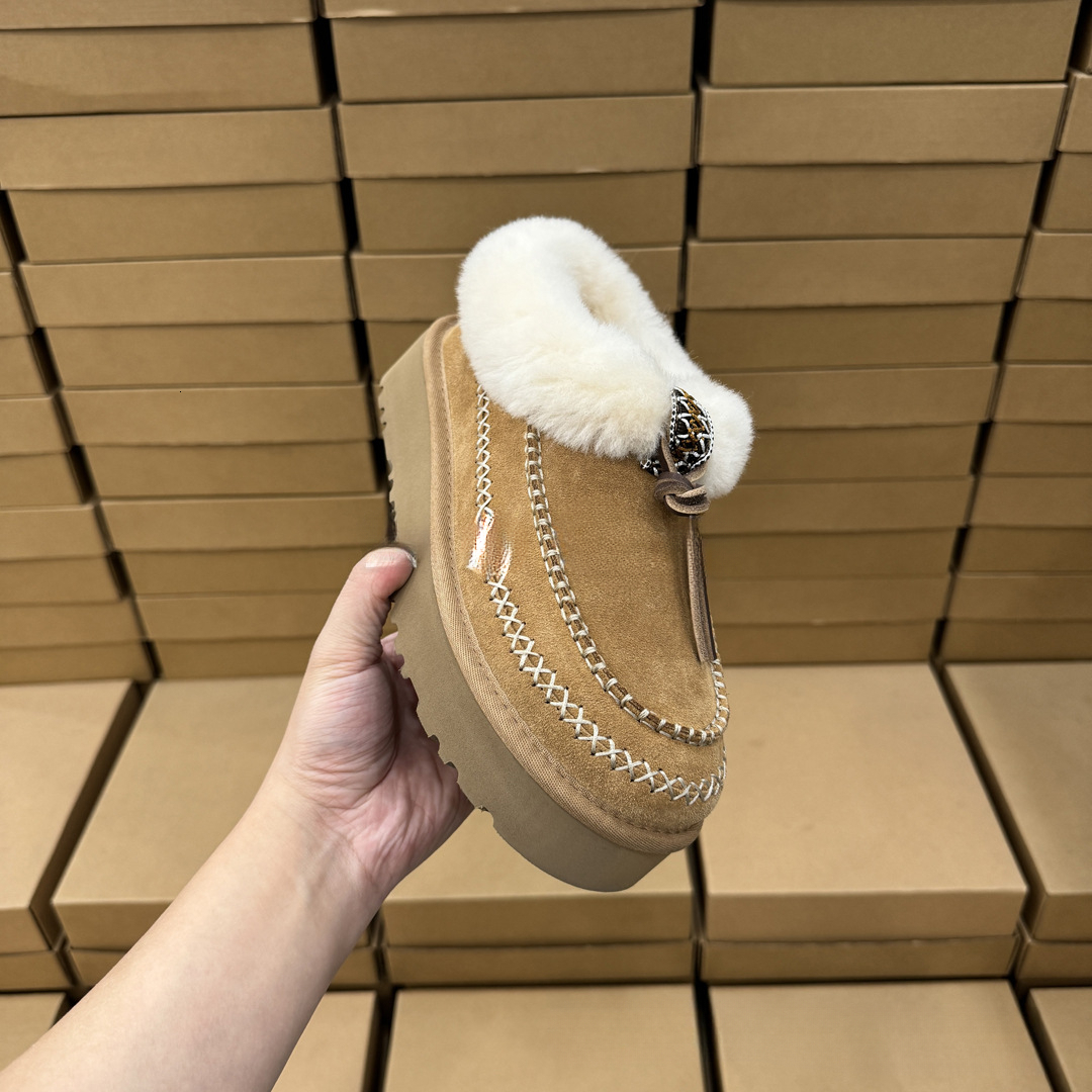 Designer's new snow boots with increased height, thick soled wool slip cover, casual wool short boots