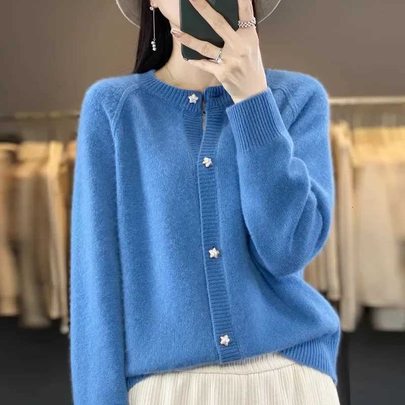 2025Knitted Sweater New AutumnWinter Cardigan Short Jacket Loose Top Womens Lazy Style Round Neck Star Button Knitted SweaterT251028