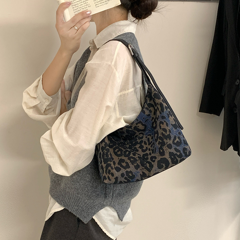 Designer denim leopard print wandering bag, new dumpling bag, fashionable commuting handbag, armpit bag