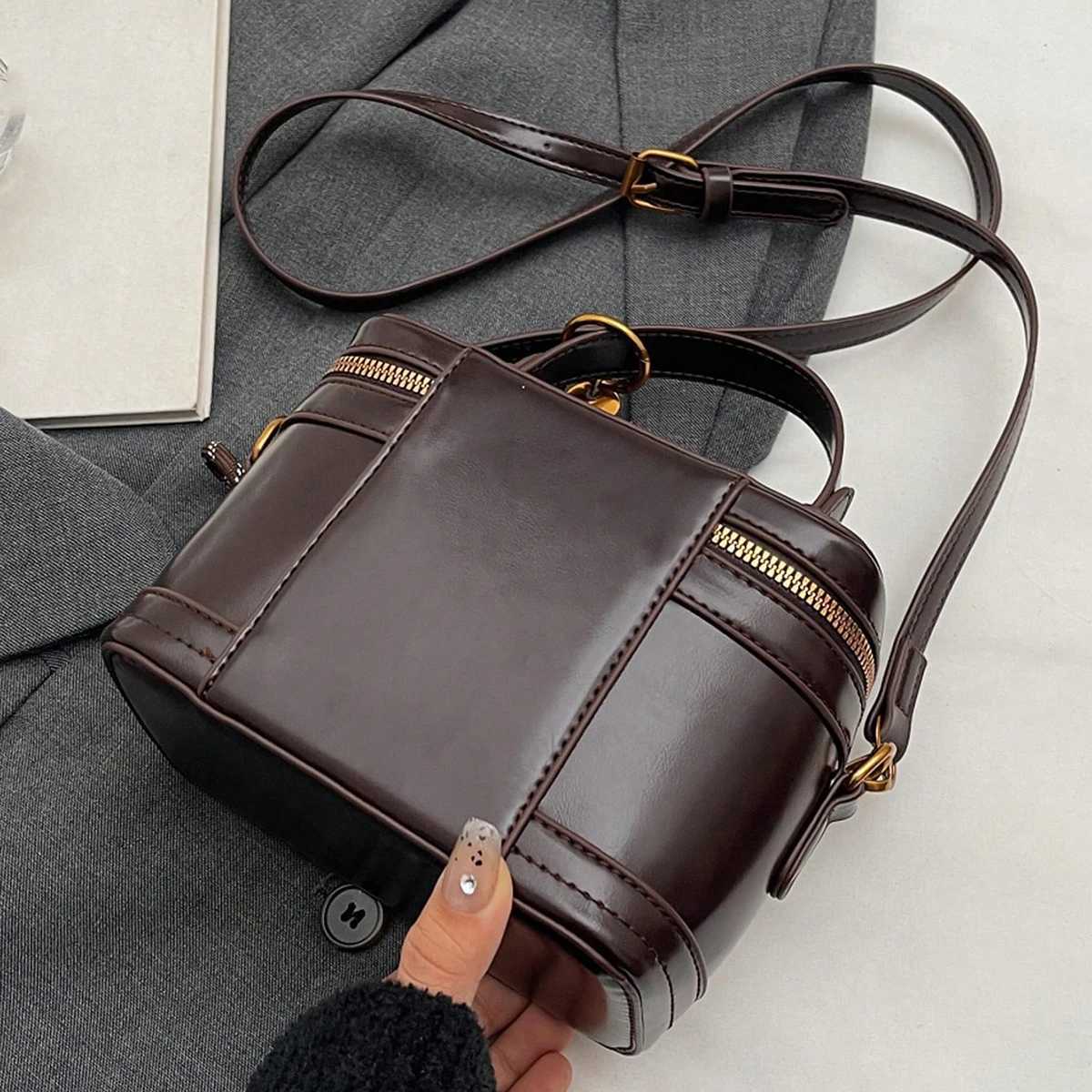 A stylish handbag with a niche design a exquisite and elegant daily allmah messenger bag1 D251029