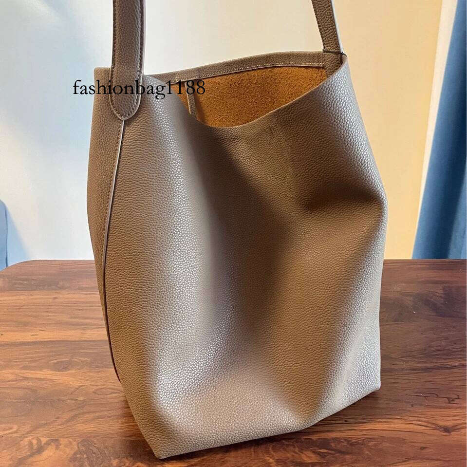 Genuine leather bag 2025 new classic design cowhide large capacity casual armpit commuting simple ladies shoulder bag