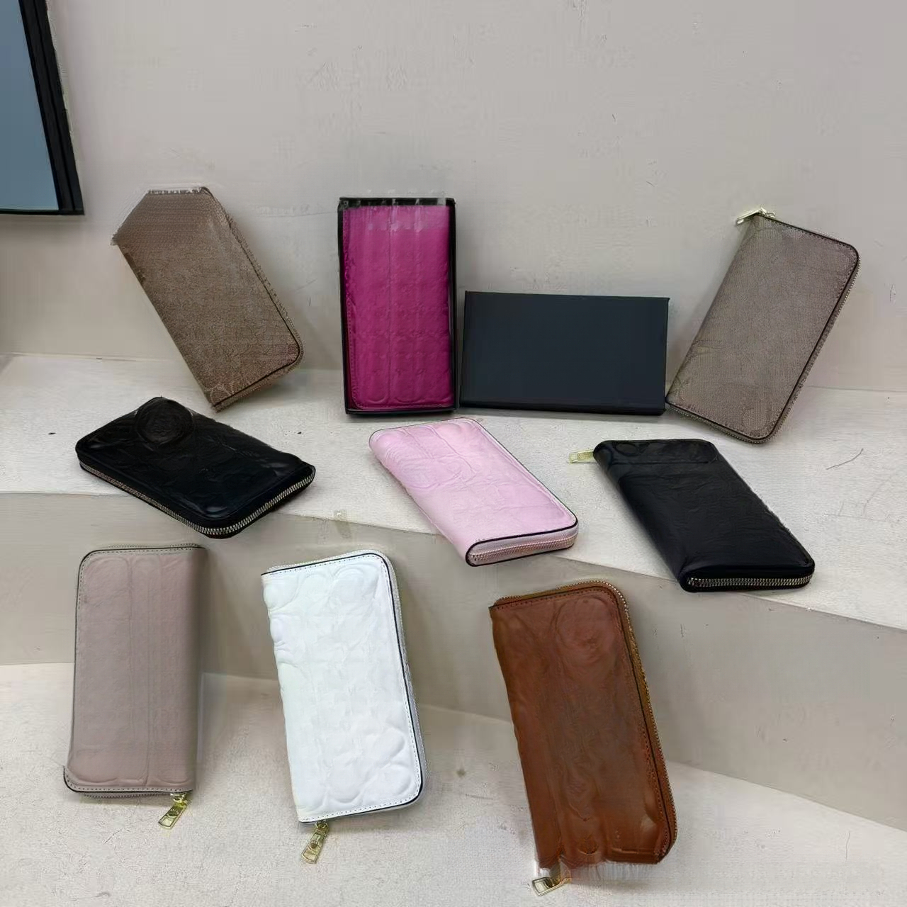 New Women's Wallets New Fashion Large Capacity Embossed Coin Purse Unique Ins Design Casual Small Men's Square Bag