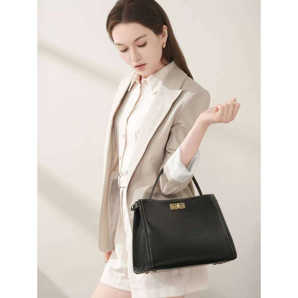 Top layer of cowhide retro women s Fashion commuter handbag High quality one shoulder crossbody bag