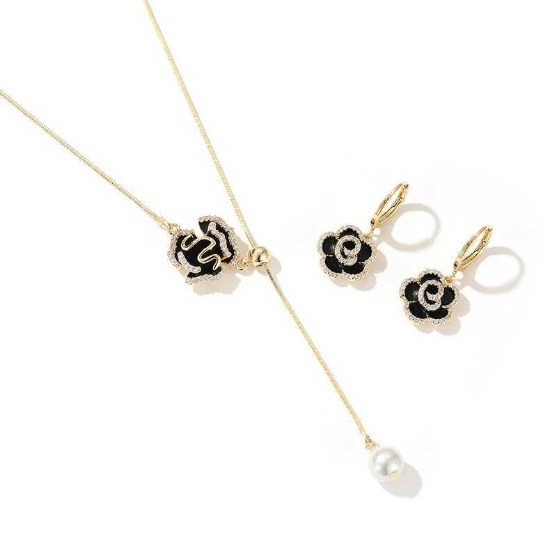 Design Sense Exquisite Black Camellia Pendant Flower Earrings 2025 New Jewelry Party Girls Luxury Accessories For Womens GiftW251029