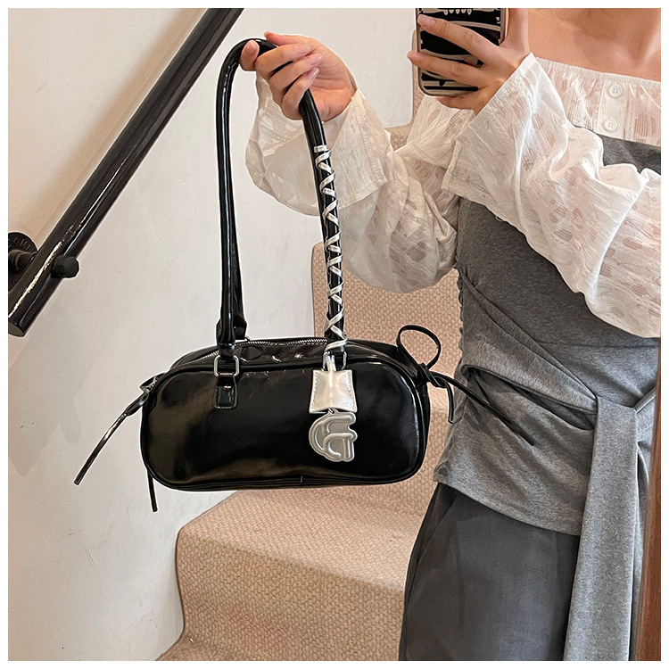 2025 Autumn/Winter bag New French Style Designer Bag Minimalist 1 Underarm Bag Light Luxury Style Fashionable Heart Pendant Design Retro Style
