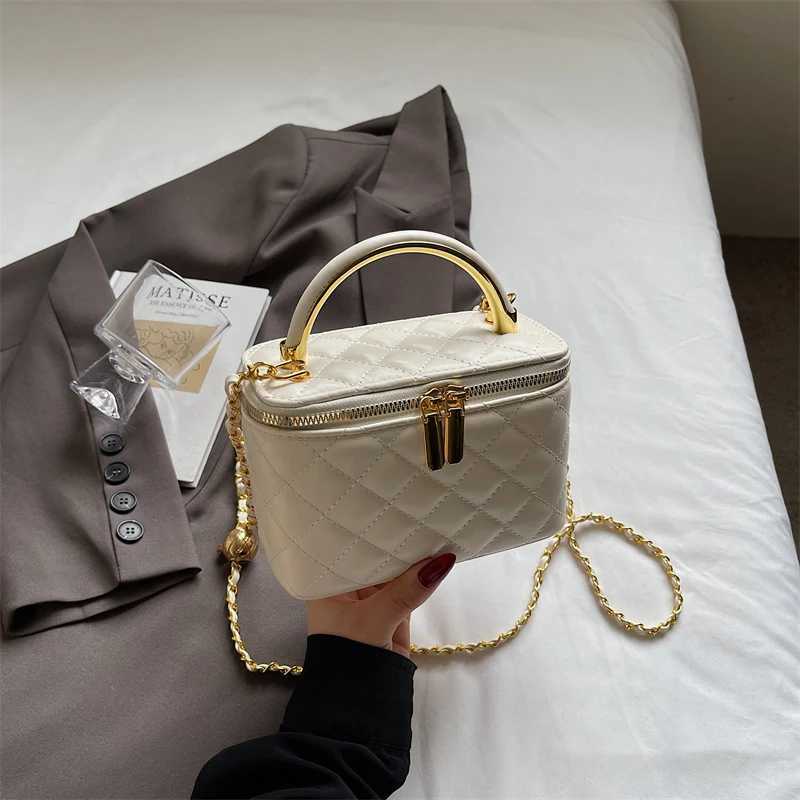 Luxury Ladies Evening Party Clutch Bag Hand Totes Vintage Preppy Style with Chain Decoration Waterproof Feature for Wedding W251029