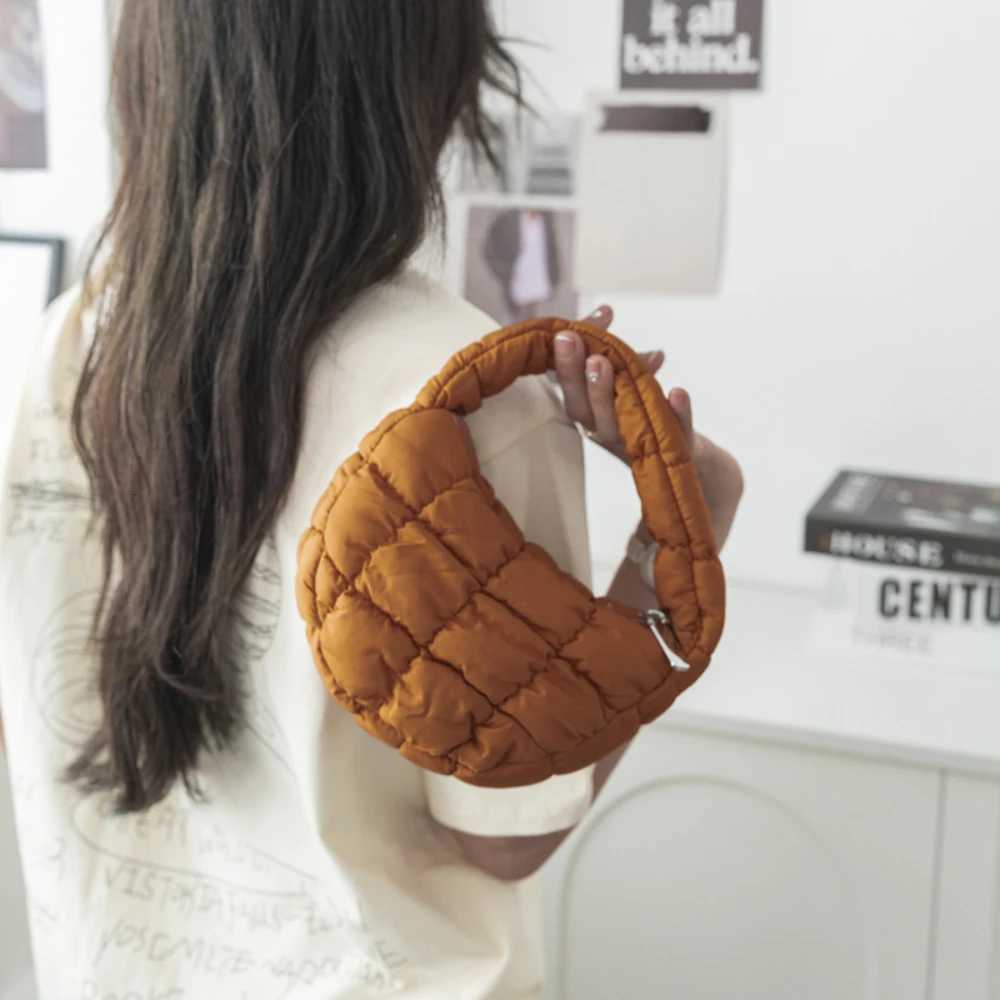 2025 KoreanStyle Pleated Bubble Handbag New Niche Cloud Bag down CottPadded Dumpling Handbag Fiable Wens Cluh D251029