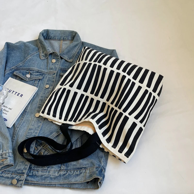 Canvas Bag with Niche Large Capacity Student School Handbag Commuting Tote Single Shoulder Canvas Bag 251029