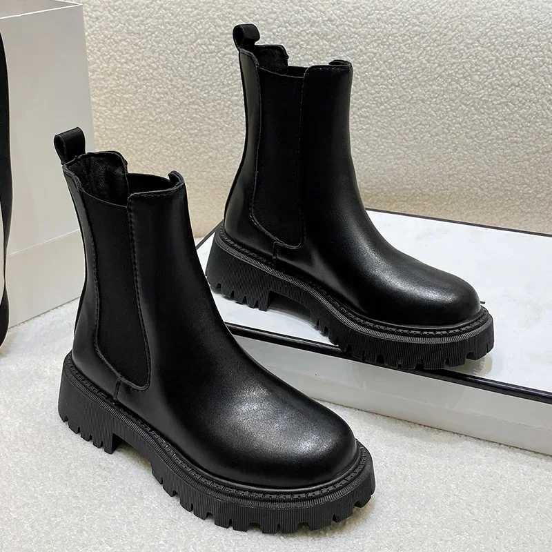 2024 New Thicksoled Women Winter Comfortable Shoes Women Elegant Autumn Fashion Thicksoled Short Boots Outdoor Shoes for Women Z251029