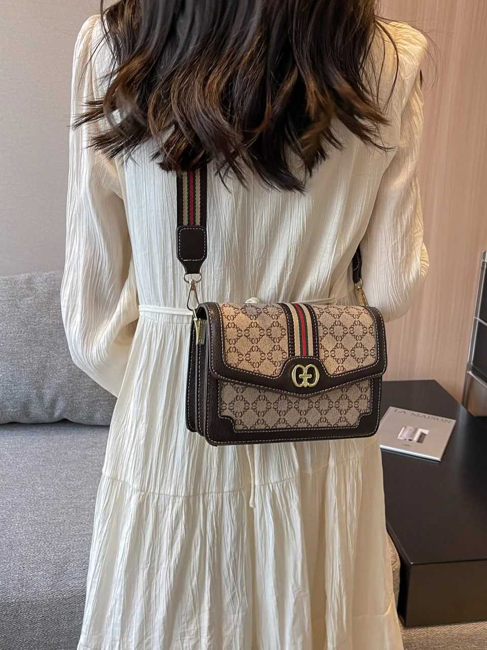 2025 AutumnWinter Retro Small Square Bag New Fashionable Crossbody Bag High Grade Casual Single Shoulder Commuter Bag W251029