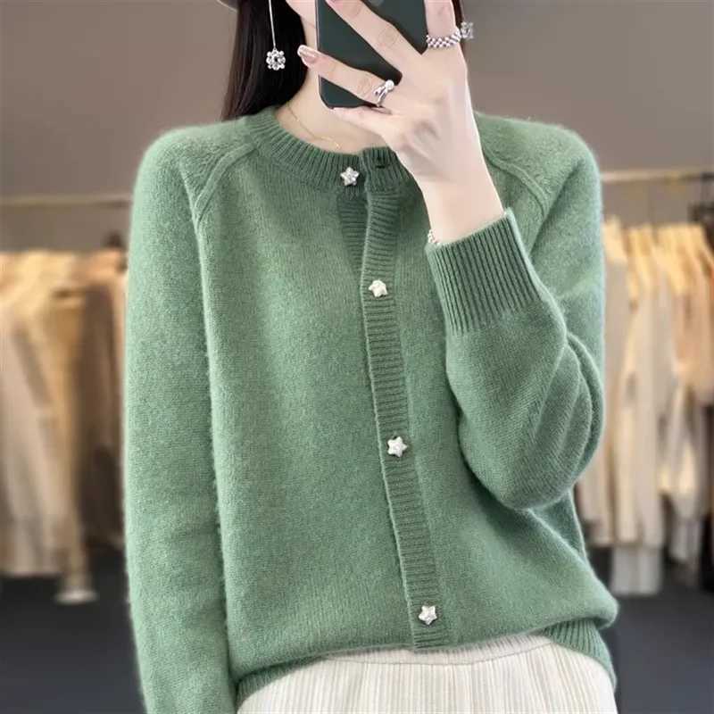 2025Knitted Sweater New AutumnWinter Cardigan Short Jacket Loose Top Womens Lazy Style Round Neck Star Button Knitted SweaterT251028