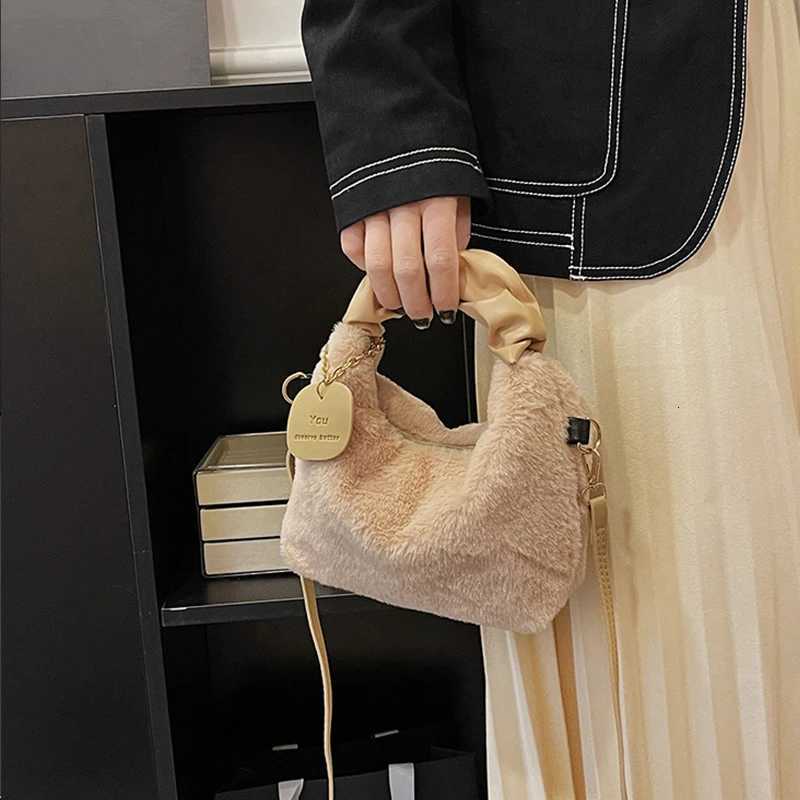 Wen Faux Fur Plush Handbags Ruched Handle Small Lady Shoder Crossbody Bag Casual Tote HalfMo Hobos Winter Bags for Wen D251029