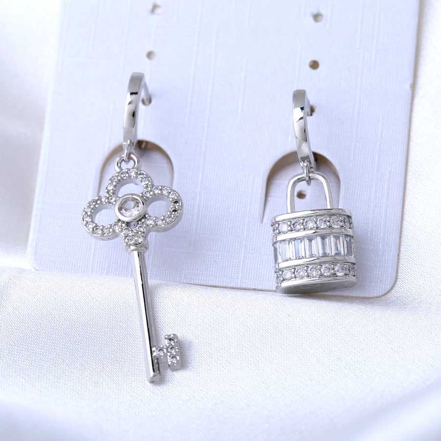 Korean Version Highend Lockable Earrings for Womens Exquisite Cubic Zirconia Key Earrings As a Valentines Day GiftW251029