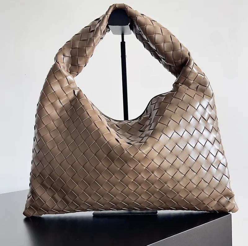 Designer Tote bag Pinecone Large shoulder Bags Intrecciato Woven Calfskin Leather Internal Zippered Pocket Flap Closure Secured for Women purse e07