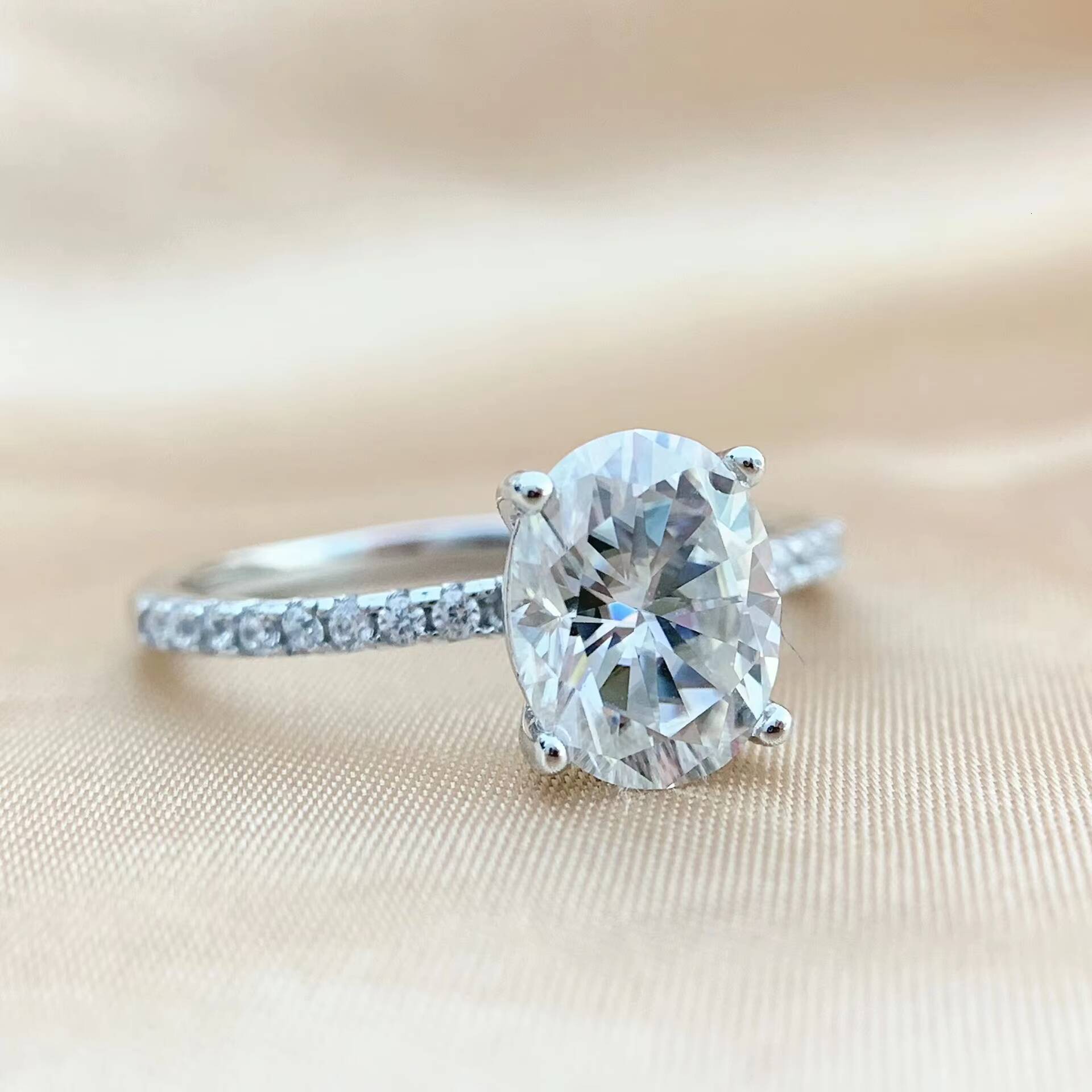 Optimal Price 18K White Yellow Rose Gold Gemstones Oval Moissanite Ring 24hour Response Capability Wedding Suitable