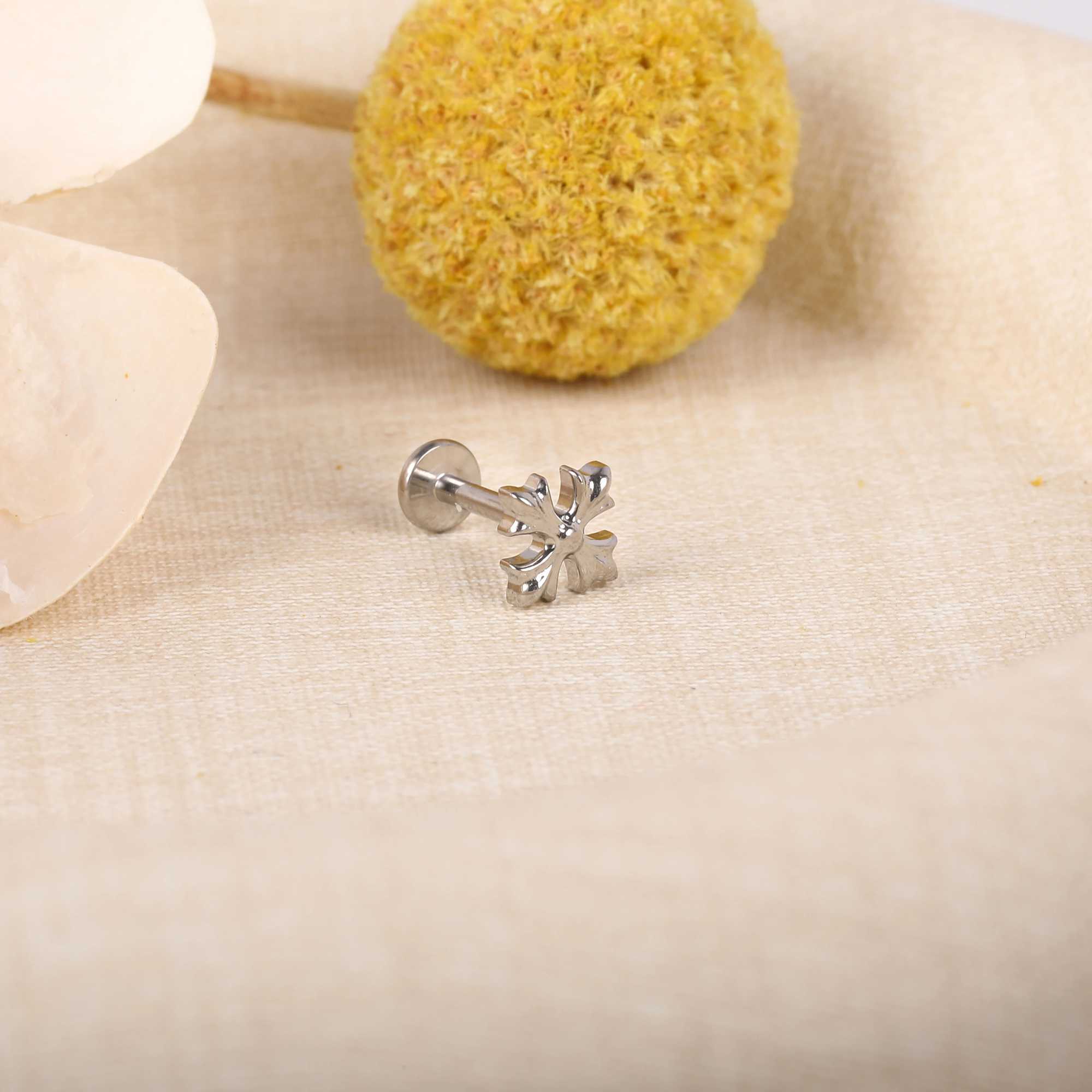 1 Piece of Titanium G23 Crowe Heart Small and Exquisite Versatile Cold Style Lip Lip Ring Ear Bone BoDY Piercing JewelryW251029