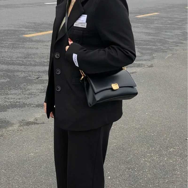 Y2K Wens Shoder Bag Black Flap Lock PU Leather TopHandle Messenger Bag Highend Feel Niche Handbag New Trendy Square Bag1 D251029