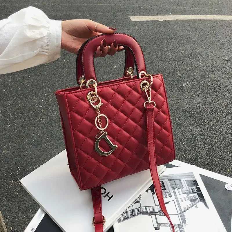 2025 New in Handbags for Wen Fi Versatile Luxury Shoder Crossbody TopHandle Bags Diamd Grid Daifei Handbag Fem1 D251029