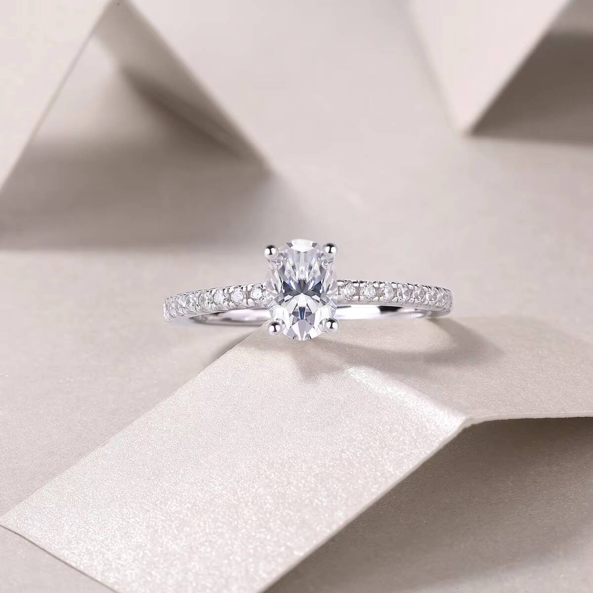 Guangzhou Jewelrys Classic Unisex Moissanite Oval Half Eternity Ring 925 Sterling Silver for Weddings and Parties