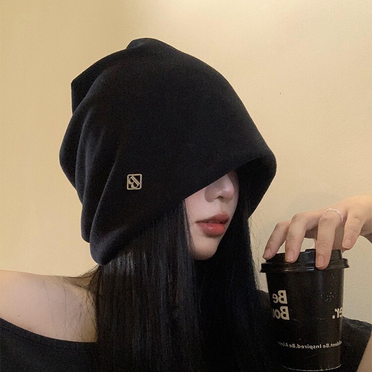Metal Letter Small Label Black Slouchy Beanie for Women, Autumn and Winter Versatile Large Head Circumference Cold Hat, Face Slimming Pullover Cap