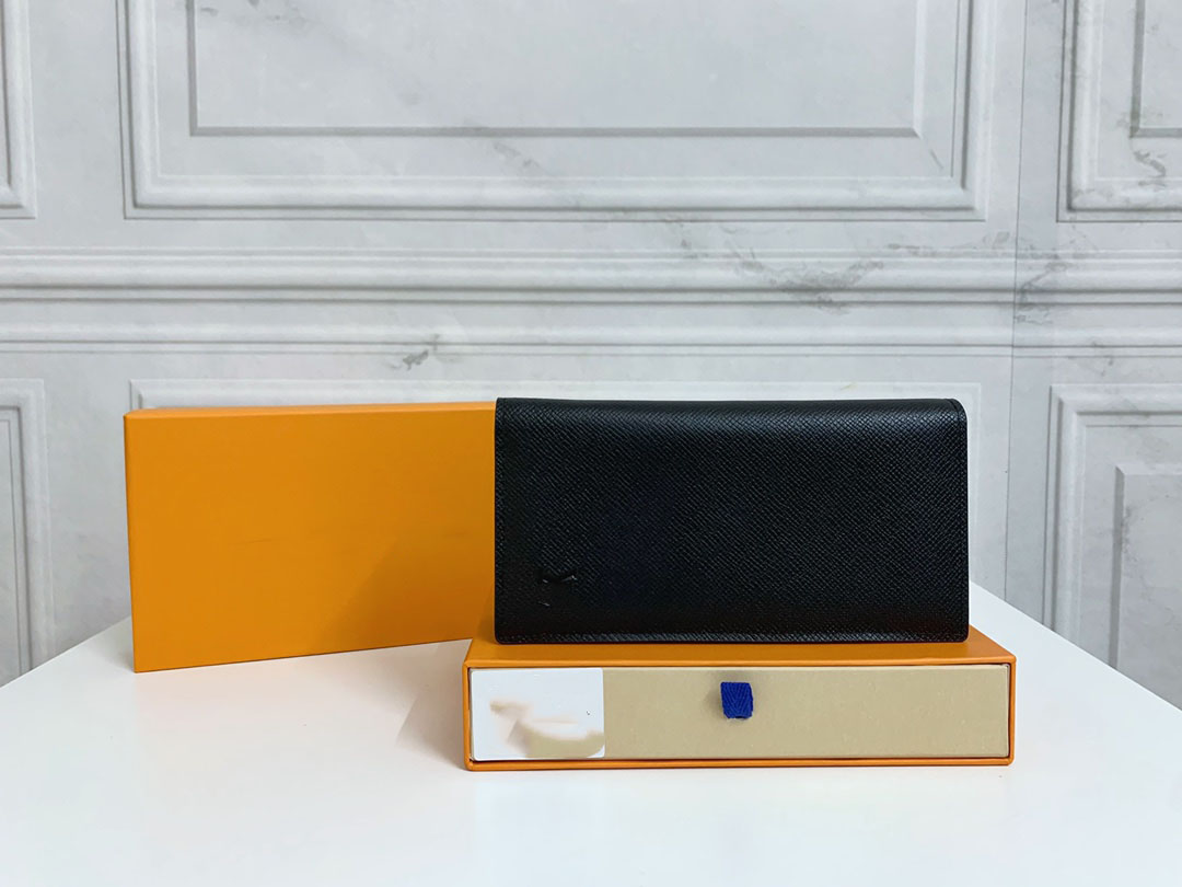 This is a very fashionable choice for storing daily necessities. It is made of embossed leather and is compact in size, yet has considerable storage capacity.