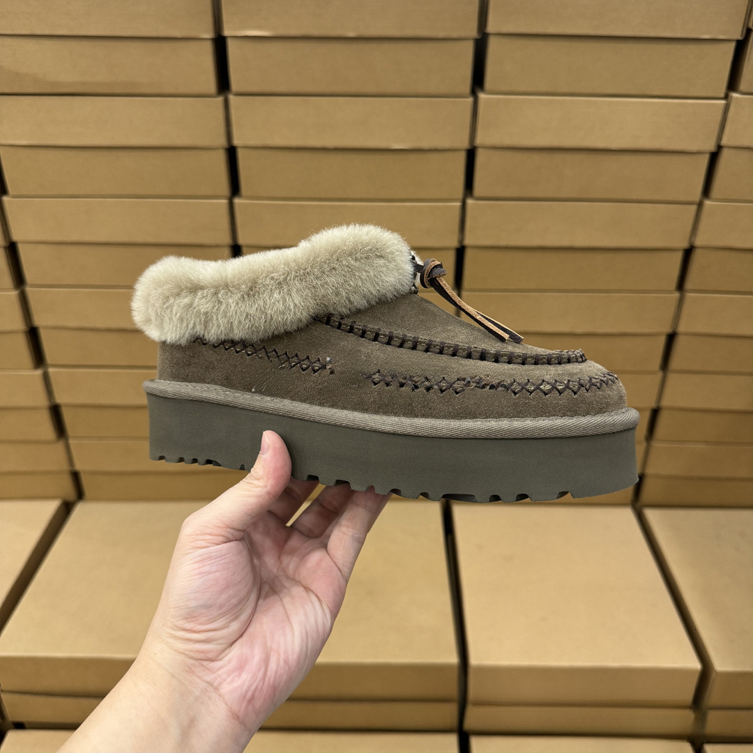 Designer's new snow boots with increased height, thick soled wool slip cover, casual wool short boots