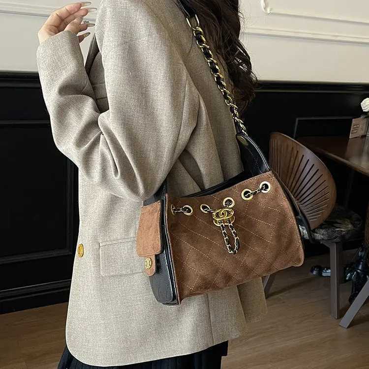 New Diamond Chain Bag Womens CrossbodyShoulder Underarm Bag Elegant Stitched Quilted Design Versatile for Work Outing W251029