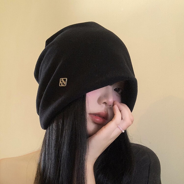 Metal Letter Small Label Black Slouchy Beanie for Women, Autumn and Winter Versatile Large Head Circumference Cold Hat, Face Slimming Pullover Cap