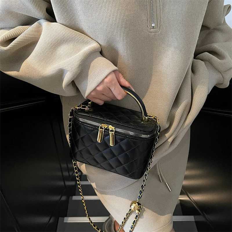 Luxury Ladies Evening Party Clutch Bag Hand Totes Vintage Preppy Style with Chain Decoration Waterproof Feature for Wedding W251029