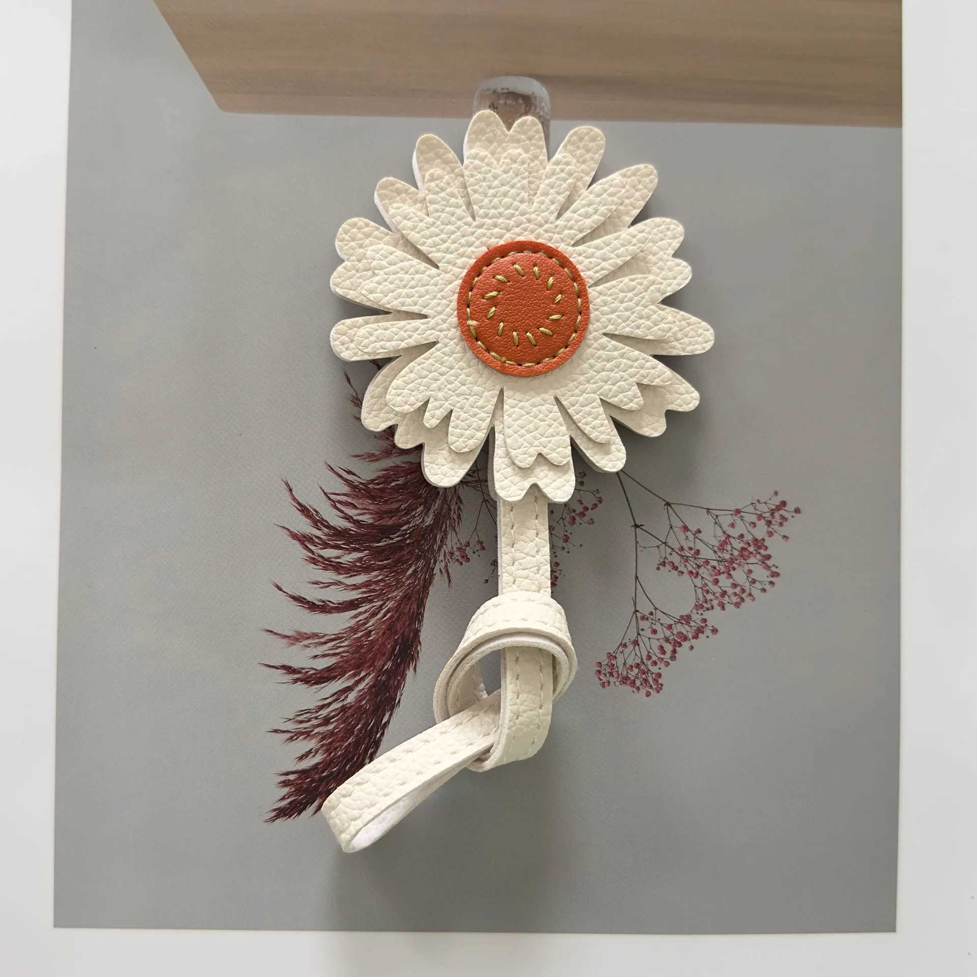 Handmade CutandSew Small Daisy Bag Charm Sunflower Leather Car Keychain Unique and Personalized GiftW251029