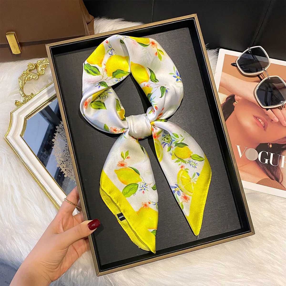 Luxury New Printed Scarves Womens Silk Scarf Spring and Summer Floral Decorations Small Neckties Hairbands Bags W251029